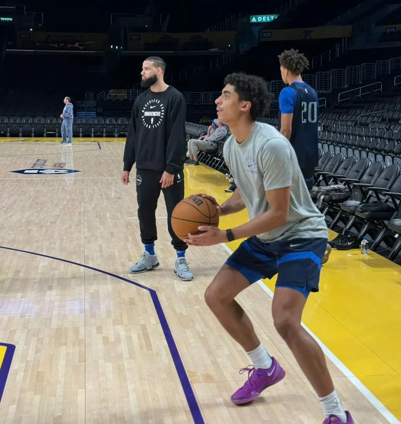 九游用户空间-蒂姆重返赛场,爆冷首场状态出色,湖人观众沸腾!-九游用户空间